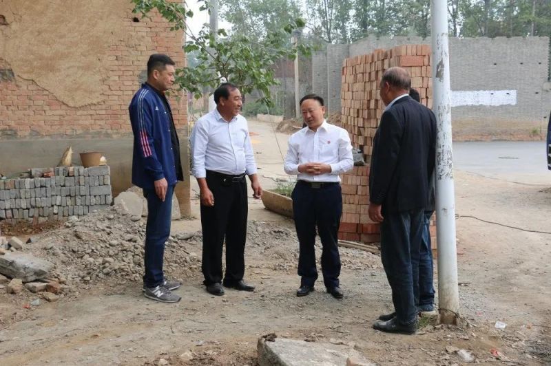 扶貧路上  攜手同行——弘義集團(tuán)黨委書記、董事長張秀峰一行 到定點(diǎn)幫扶村調(diào)研